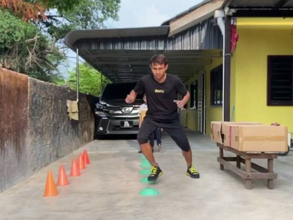 Video Faisal ketika membuat latihan di hadapan rumahnya.