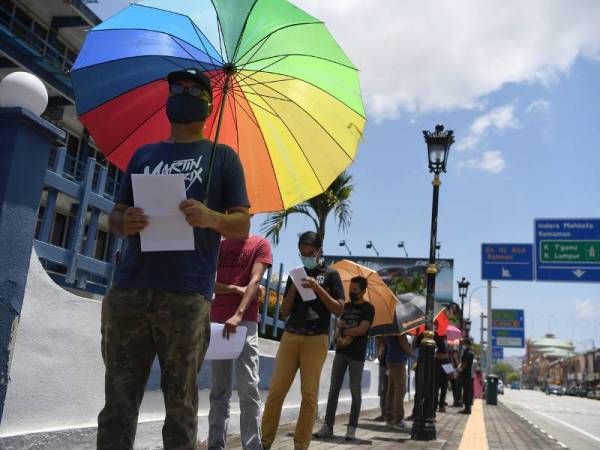 Orang ramai beratur bagi mendapatkan Permit Pengecualian Kawalan Pergerakan untuk keluar daerah dan negeri pada hari pertama Perintah Kawalan Pergerakan Fasa Kedua yang bermula hari ini hingga 14 April ketika tinjauan fotoBernama di Ibu Pejabat Polis Daerah (IPD) Kuantan hari ini.- Foto Bernama