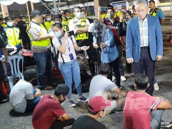 Acryl Sani sedang menyoal individu yang ditahan kerana ingkar PKP di sekitar Petaling Jaya semalam.