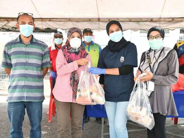 Rahilah menyampaikan sumbangan makanan dan minuman kepada petugas MDKS yang bertugas di pasar awam daerah ini.