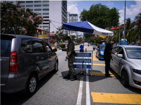 Sekatan jalan raya, rondaan Unit Peronda Kereta (MPV) dan Unit Rondaan Bermotosikal (URB) menyumbang kepada penurunan kadar jenayah sepanjang tempoh penguatkuasaan PKP fasa pertama pada 18 Mac hingga 31 Mac lepas. - Foto Bernama