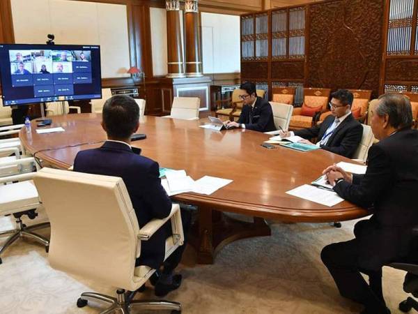 Muhyiddin (kiri) mengadakan sidang video bersama enam teraju utama GLC bagi membincangkan hal-hal berkaitan ekonomi negara.