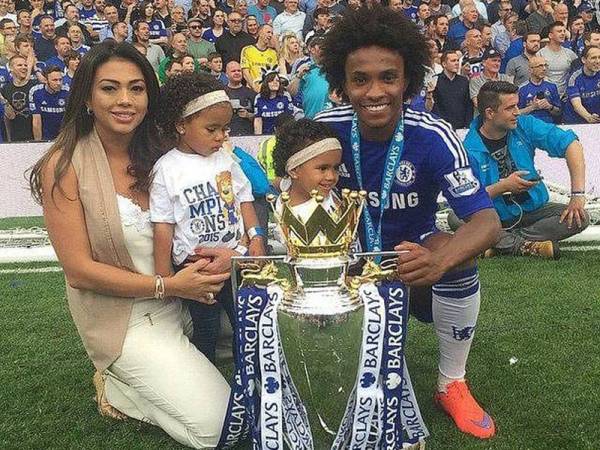 Willain bersama keluarga setelah membantu Chelsea memenangi trofi EPL musim 2017 lalu