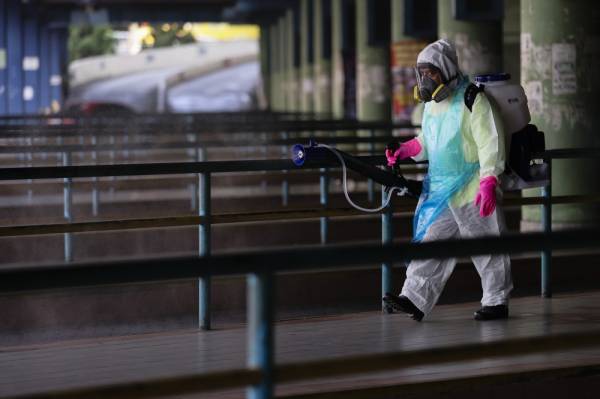 Petugas Rescue Bencana Malaysia melakukan proses penyahkuman atau disinfeksi di Kompleks Perhentian Kajang sebagai langkah pencegahan penularan Covid-19 hari ini. Foto Bernama