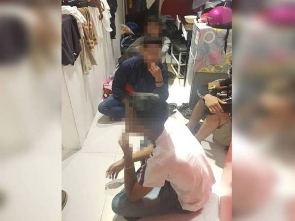 Antara yang ditahan selepas didapati terlibat dalam parti hiburan di sebuah homestay di Jalan Kuala Kangsar, Ipoh hari ini.