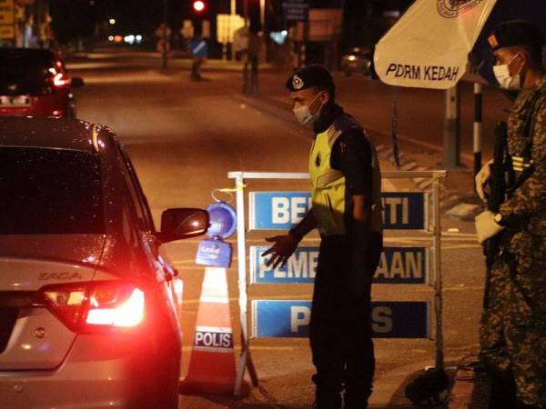 Anggota polis dan tentera ketika melakukan pemantauan di sekatan jalan raya sekitar Alor Setar. -Foto ihsan Polis Kedah