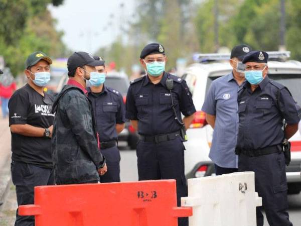 Mukhriz dengan kerjasana Polis Kedah memantau kepatuhan rakyat terhadap PKP fasa dua di sekitar Kota Setar petang tadi.