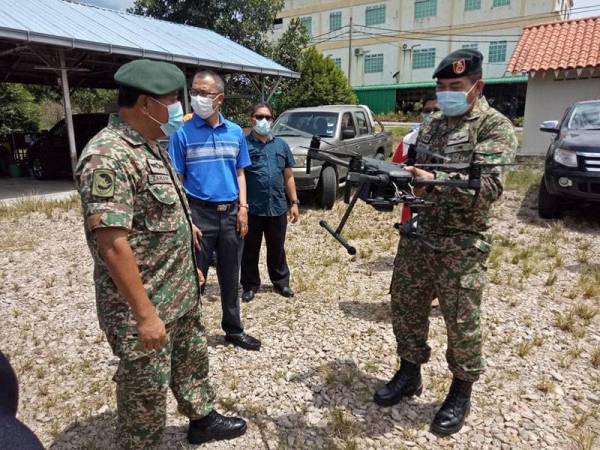 Aktiviti pemantauan udara dilakukan pihak ATM dan agensi lain dilakukan hari ini dengan menggunakan dron bagi memastikan penduduk di kawasan Simpang Renggam, Kluang mematuhi arahan PKPD.