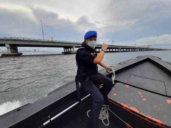 Rosman membuat pemantauan sekitar Batu Uban hingga ke Jambatan Pulau Pinang selepas sidang akhbar tadi.