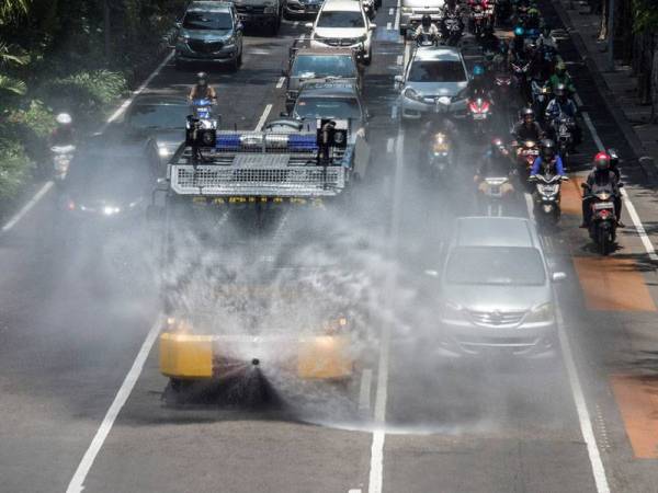 Jumlah kematian akibat Covid-19 di Indonesia terus meningkat kepada 181 orang sejak kematian pertama direkodkan pada 11 Mac lepas. -Foto AFP