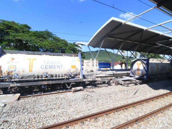 Enam gerabak tren kargo tergelincir