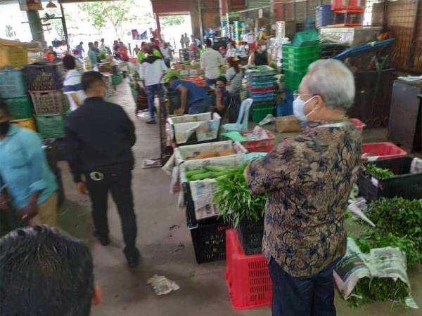 Annuar (kanan) meninjau operasi perniagaan di Pasar Borong KL hari ini. Foto: Twitter Annuar Musa.