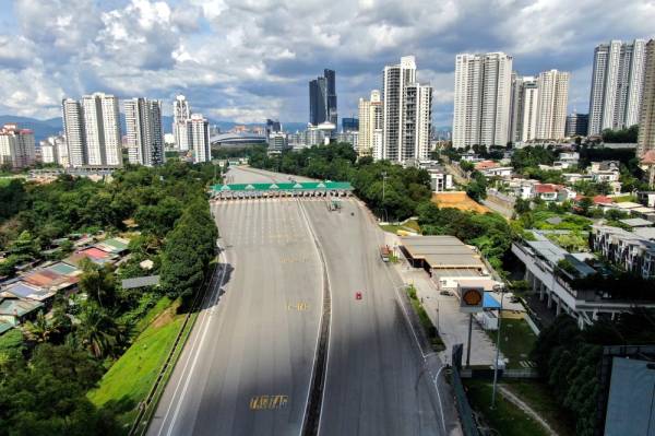 Pemandangan dari udara di Plaza Tol Jalan Duta di kedua-dua arah yang kelihatan lengang ketika tinjauan pada hari ke-18 penguatkuasaan PKP bagi mencegah penularan Covid-19 di negara ini. -Foto Bernama