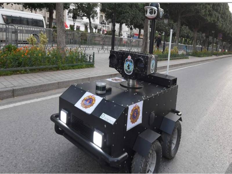 Robot kelihatan berada di jalan raya di Tunisia bagi mengekang wabak Covid-19. - Foto AFP