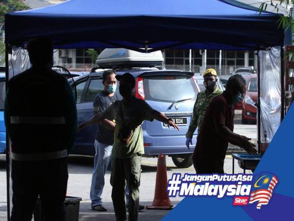 Pasukan keselamatan membuat pemantauan di sekitar kawasan Pasar Tani Seksyen 16, Shah Alam.