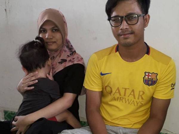 Roslan, Nurul Nisa dan anaknya, Muhamad Danial, 4, terpaksa mengikat perut dengan makan nasi berlauk gula sejak empat hari lalu. 