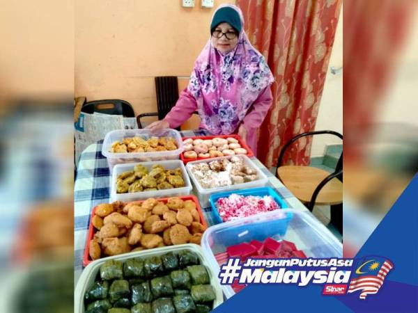 Robiah menunjukkan kuih-muih yang dihasilkan.