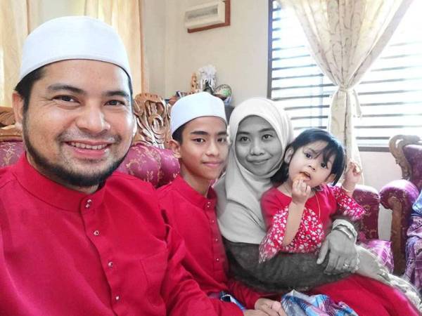 Tinggal kenangan....Mohd Khairul Azman (kiri) bergambar bersama arwah isterinya, Shadiya dan anak-anak mereka.