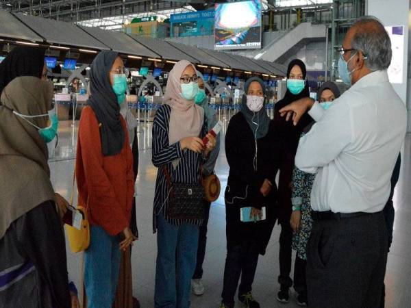 Duta Malaysia ke Thailand, Datuk Jojie Samuel (kanan) bertemu dengan pelajar-pelajar UniSZA yang menjalani latihan industri di Chiang Mai yang terletak di utara Thailand di Lapangan Terbang Suvarnabhum sebelum mereka bertolak pulang ke tanah air.