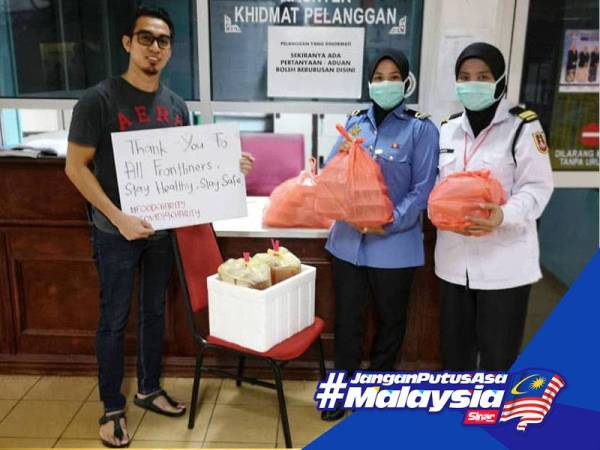 Muhammad Aizat Zharif menyampaikan sumbangan makanan oleh pelanggannya kepada kakitangan Hospital Sultanah Nur Zahirah (HSNZ).