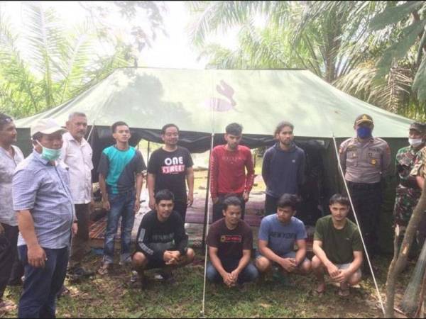 Pihak berkuasa melakukan tinjauan di hutan bagi menempatkan lapan pemuda menjalani kuarantin selama 14 hari. - Foto Kompas