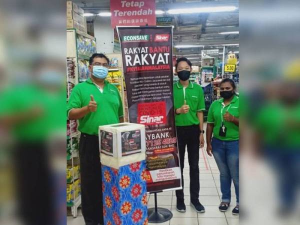 Mas Imran (kiri) bersama kakitangan Econsave sewaktu melancarkan Tabung Bantuan Frontliners Covid-19 Sinar Harian di Eonsave Skudai Johor Bahru 1 April lalu.