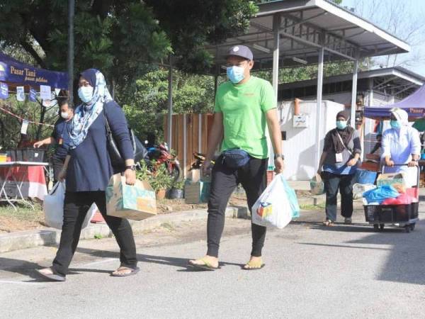 Warga Kuantan mengambil kesempatan untuk mendapatkan barangan keperluan harian seperti ikan, sayur dan buah segar di pusat jualan barangan segar terkawal di Pejabat FAMA Pahang bermula 18 Mac lalu.