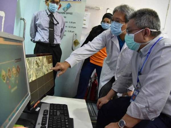 Dr Adham Baba mengadakan lawatan kerja ke Pusat Penyelidikan dan Pendidikan Penyakit Berjangkit Tropika (TIDREC), Universiti Malaya di Petaling Jaya di sini semalam.