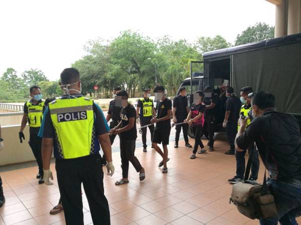 Tertuduh diiringi anggota polis ketika dibawa ke Mahkamah Majistret di sini hari ini untuk dituduh atas kesalahan langgar PKP.