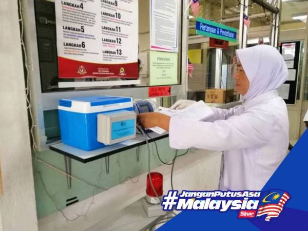 Seorang kakitangan Hospital Kuala Nerang memeriksa sampel darah dengan bantuan kotak penggera yang dihasilkan oleh UniMAP.