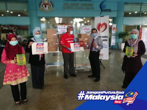 Pengurus Kanan Tugas-tugas Khas Kumpulan Karangkraf, Hashim Anang (tiga dari kiri) mewakili WUIF menyerahkan sumbangan 300 al-Quran wakaf kepada Dr Shahabuddin (dua dari kanan) petang semalam.