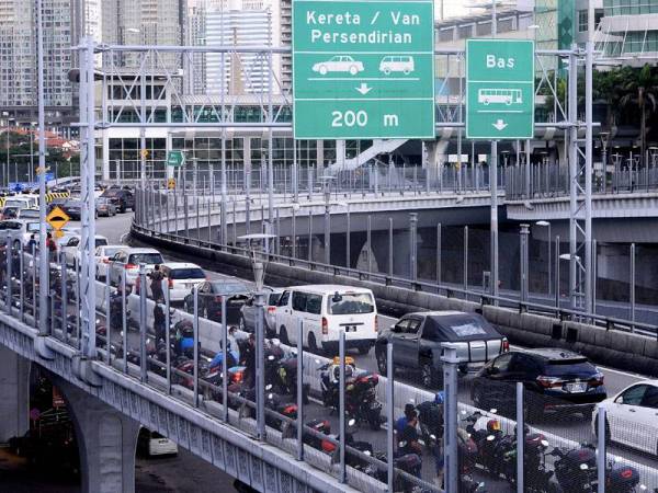 Terdapat rakyat Malaysia pulang dengan berjalan kaki menuju ke Kompleks Kastam Imigresen dan Kuarantin (CIQ) Bangunan Sultan Iskandar (BSI) Bukit Chagar. -Foto Bernama