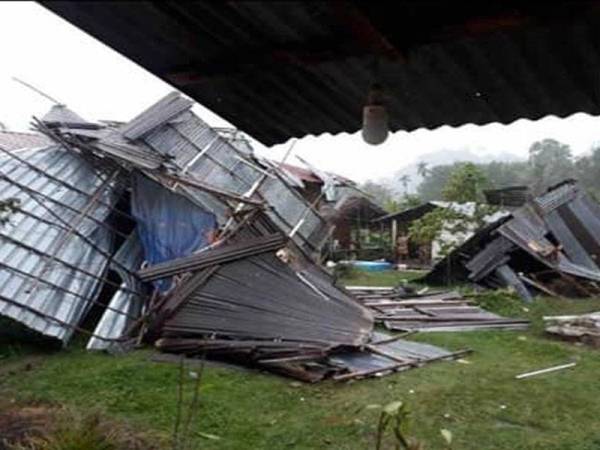 Hujan lebat dan angin ribut selama sejam bermula 5 petang tadi menyebabkan kejadian banjir kilat di Kampung Tasik, Pengkalan Hulu yang terletak kira-kira 170 kilometer dari sini.