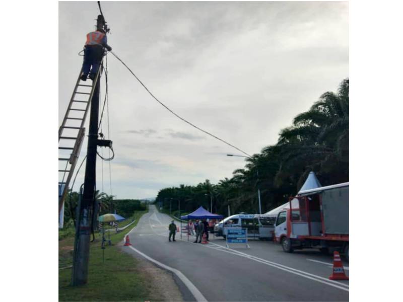 Kakitangan teknikal TNB membuat penyambungan bekalan elektrik ke pos kawalan sementara anggota polis dan tentera untuk tujuan pencahayaan di Felda Taib Andak, Kulai bagi kemudahan penguat kuasa bertugas pada waktu malam.