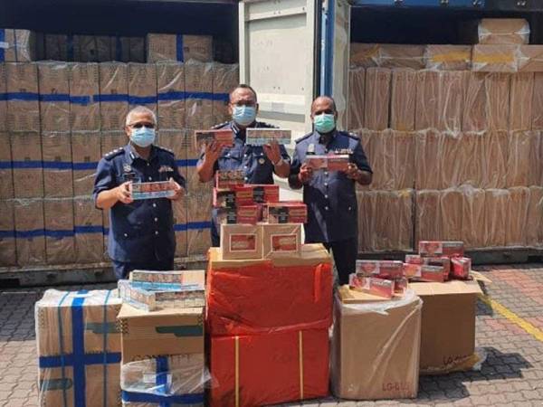 Rokok seludup yang berjaya dirampas dalam operasi di Pelabuhan Klang, Selangor baru-baru ini.