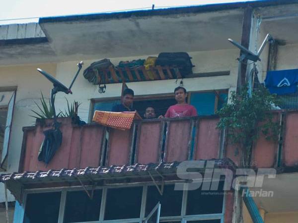 Hampir keseluruhan penghuni di bangunan Selangor Mansion dan Malayan Mansion di Jalan Masjid India, Kuala Lumpur yang dikenakan Perintah Kawalan Pergerakan Diperketatkan (PKPD) adalah warga asing. - Foto Sinar Harian/ SHARIFUDIN ABDUL RAHIM