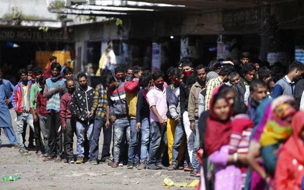  Pandemik koronavirus (Covid-19) mungkin menyaksikan 400 juta pekerja India menjadi lebih miskin- FOTO: AP