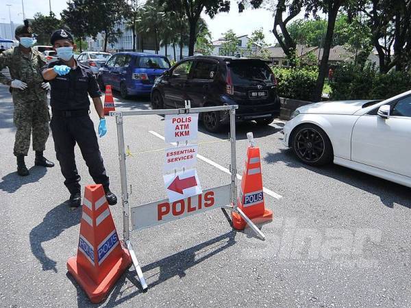 Pasukan 12 Briged bersama anggota polis melaksanakan sekatan jalan raya dalam operasi PKP di Setapak, Kuala Lumpur. - FOTO ROSLI TALIB