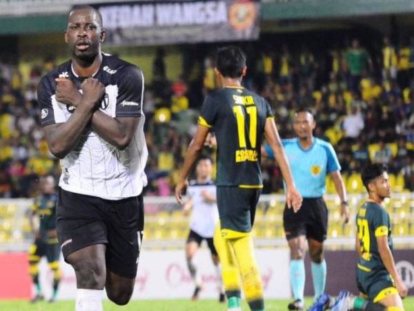 Da Sylva meraikan jaringan pada aksi berdepan Kedah di Stadium Darul Aman, 7 Mac lalu. - Foto Terengganu fc.com