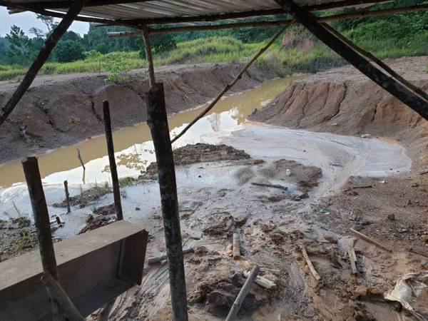 Kawasan perlombongan emas haram yang dikesan JPNP di Hutan Simpan Ibam, Rompin. - Foto ihsan JPNP