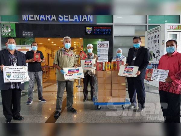 Iskandar (dua dari kanan) dan pegawainya menerima 200 al-Quran wakaf daripada Hashim (tiga dari kanan) di PPUM Kuala Lumpur di sini hari ini. -FOTO: ASRIL ASWANDI SHUKOR