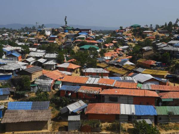 Kem Balukhali di Ukhia sesak dengan pelarian Rohingya yang melarikan diri daripada kekejaman di Myanmar sejak 2017. - FOTO: AFP