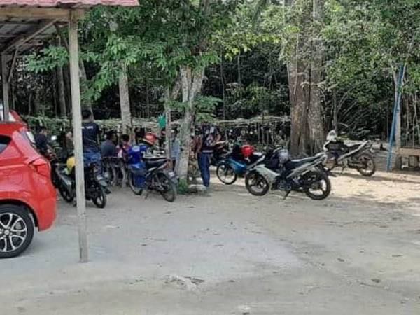 Kelima-lima lelaki tersebut ditahan di bawah pokok ketika sedang berborak.