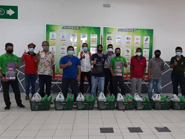 Devanathan (enam dari kanan) bersama wakil keluarga yang menerima sumbangan khas dari Econsave Cawangan Pokok Sena kelmarin.