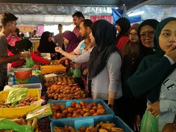 Peniaga bazar Ramadan perlu mengambil peluang daripada bisnes online.