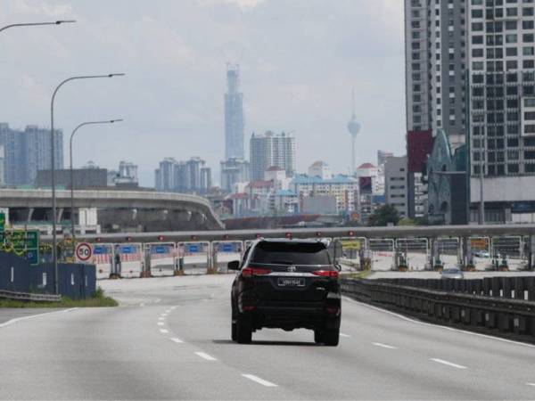  Kadar pematuhan PKP adalah 97 peratus setakat semalam dan Polis Diraja Malaysia (PDRM) mengeluarkan 95 notis kompaun RM1,000 setiap satu terhadap individu ingkar PKP- FOTO: BERNAMA