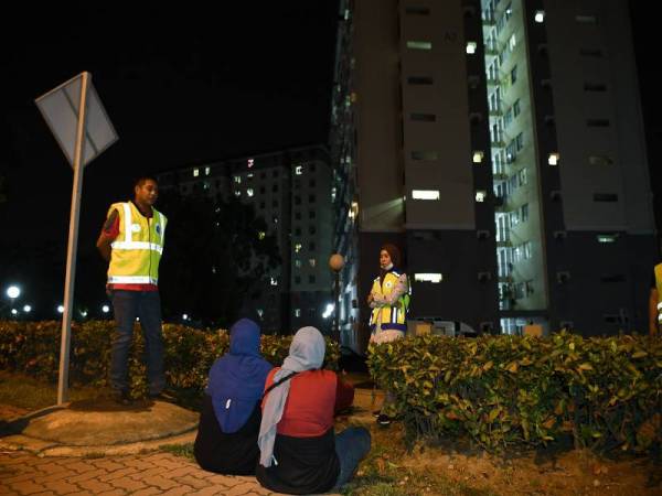 
Masih ada beberapa individu berdegil dengan melanggar Perintah Kawalan Pergerakan (PKP). Tinjauan Bernama di sekitar Apartment Putra Harmoni mendapati Polis telah menahan dua remaja perempuan pada jam 11 malam yang melepak di kawasan perumahan terbabit. - Foto Bernama