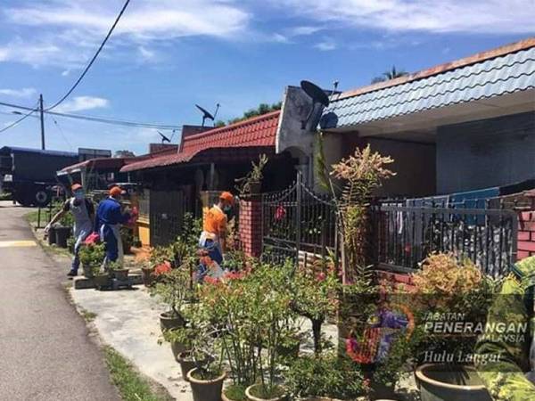 Sumbangan terus diagihkan kepada penduduk terlibat PKPD. - Foto ihsan Pusat Maklumat Rakyat Pejabat Penerangan Hulu Langat