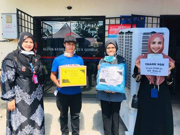 Sejumlah 16 set PPE berupa isolation gown disumbangkan Briged Menjahit Covid-19 UIAM dengan kain tajaan Tabung CovidSinar untuk keperluan petugas Klinik Kesihatan Batu 8, Gombak, Selangor semalam.