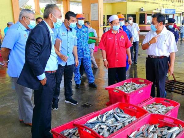 Che Abdullah (kanan) melakukan lawatan ke Kompleks Lembaga Kemajuan Ikan Malaysia (LKIM) Tok Bali di sini hari ini bagi meninjau stok bekalan ikan.